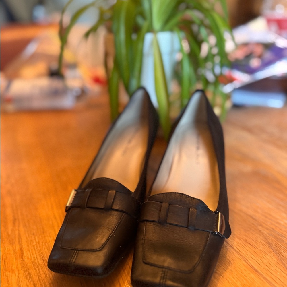 Bandolino Black 100% Leather kitten Heels size 7